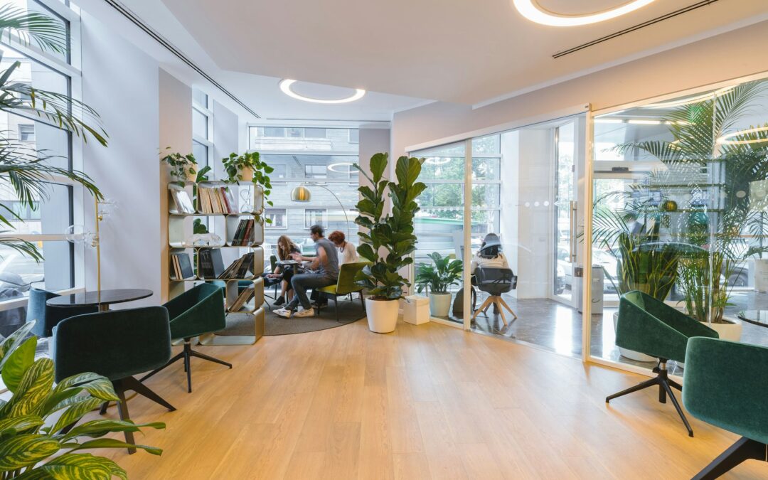 Limpieza coworking sin interrumpir equipos